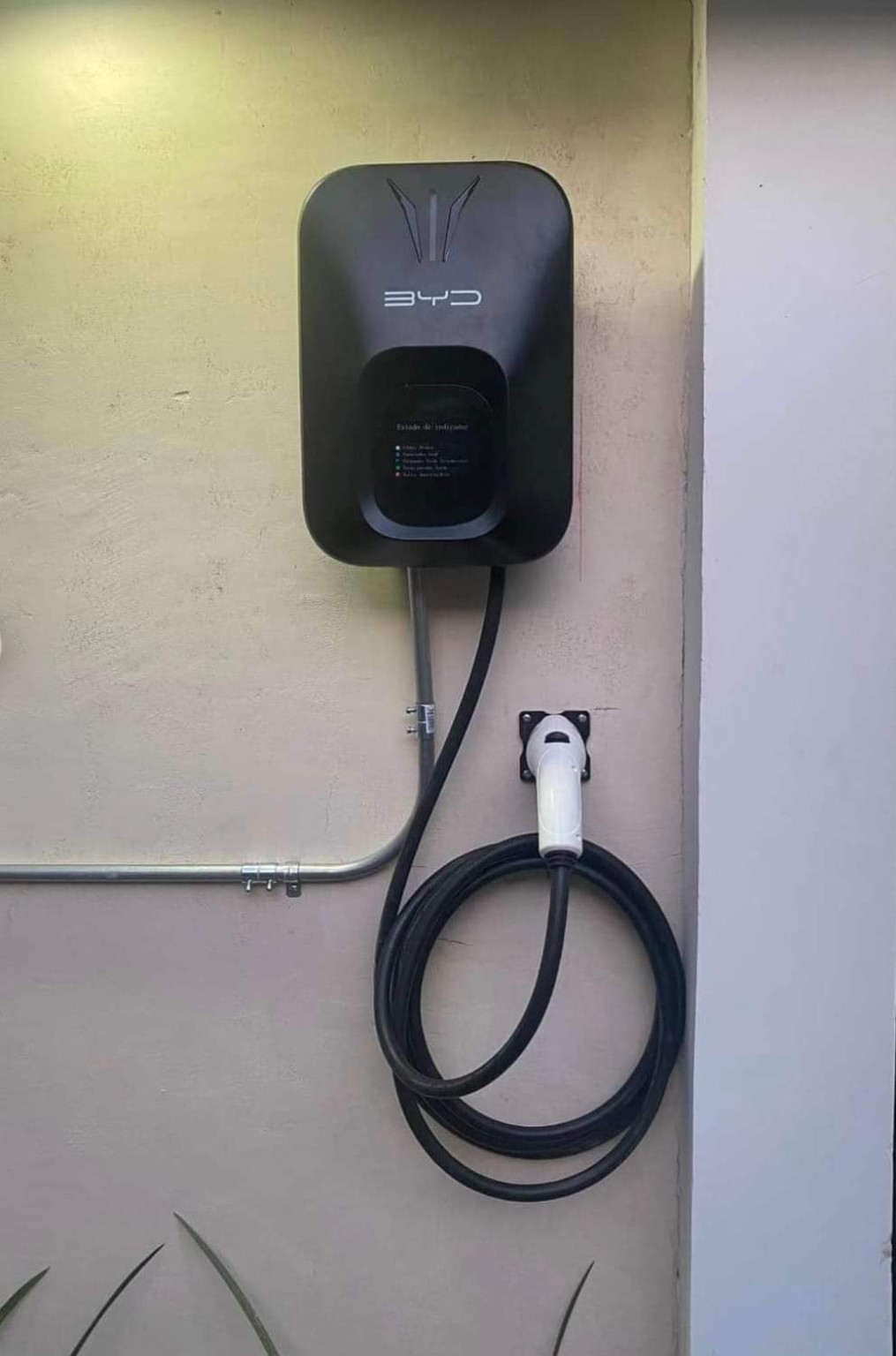 Cargador BYD con canalización