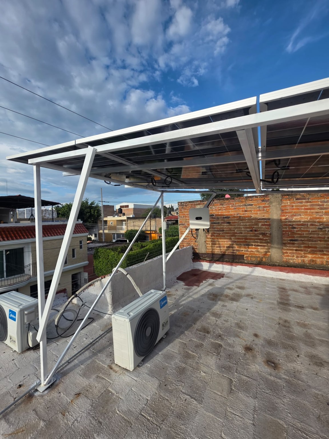 Instalación real de estructura con paneles solares